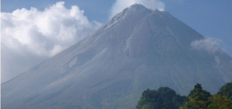 Puncak Gunung Galunggung di Kabupaten Tasikmalaya, Jawa Barat.