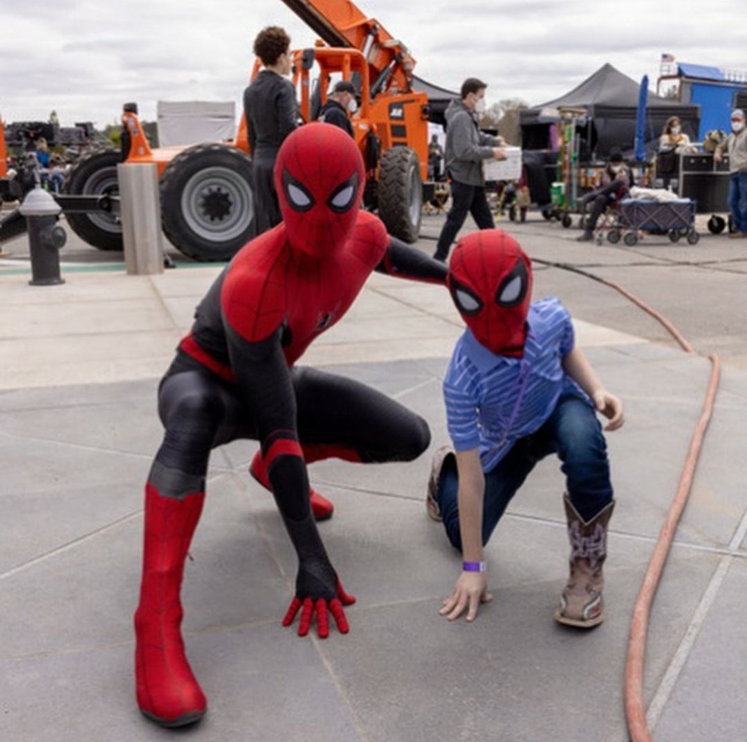  Tom Holland 'Spider-Man' beraksi dengan bocah pria yang menyelamatkan saudara perempuannya dari serangan anjing.  