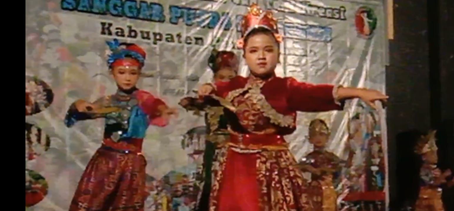 Penampilan penari sanggar Putra Rengganis Dinas Pariwisata dan Kebudayaan Pangandaran.
