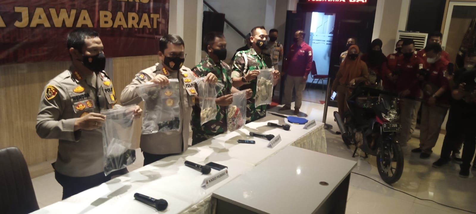 Kabid Humas Polda Jabar Kombes Pol Erdi A. Chaniago memperlihatkan barang bukti kasus tabrak lari di Nagreg, Kabupaten Bandung, hingga menewaskan dua sejoli, Handi Saputra dan Salsabila.