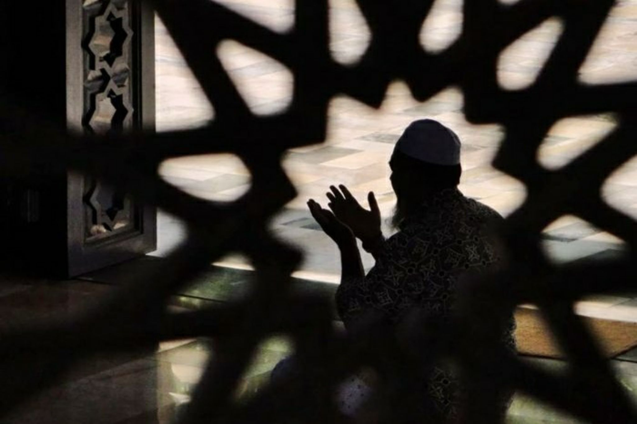 lustrasi, Seorang muslim sedang berdoa