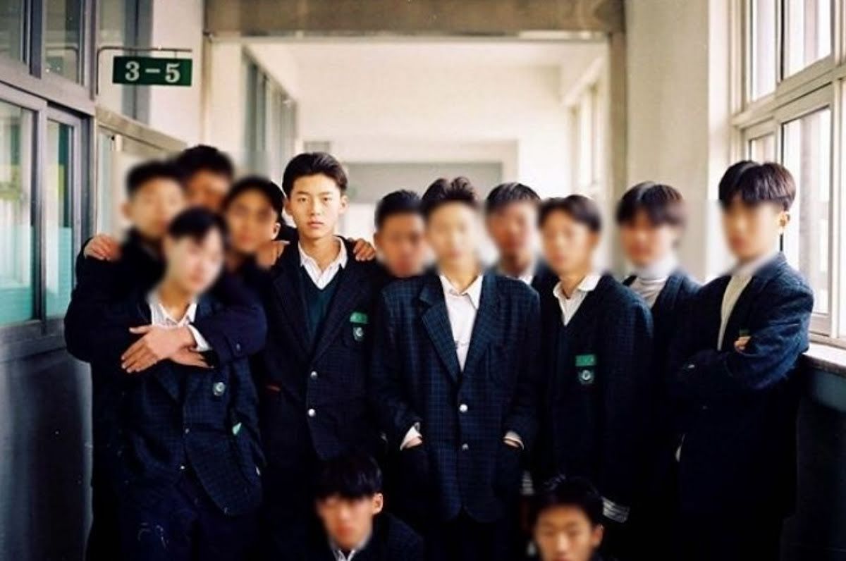 Foto Hyun Bin bersamaa teman-temannya saat SMA. 