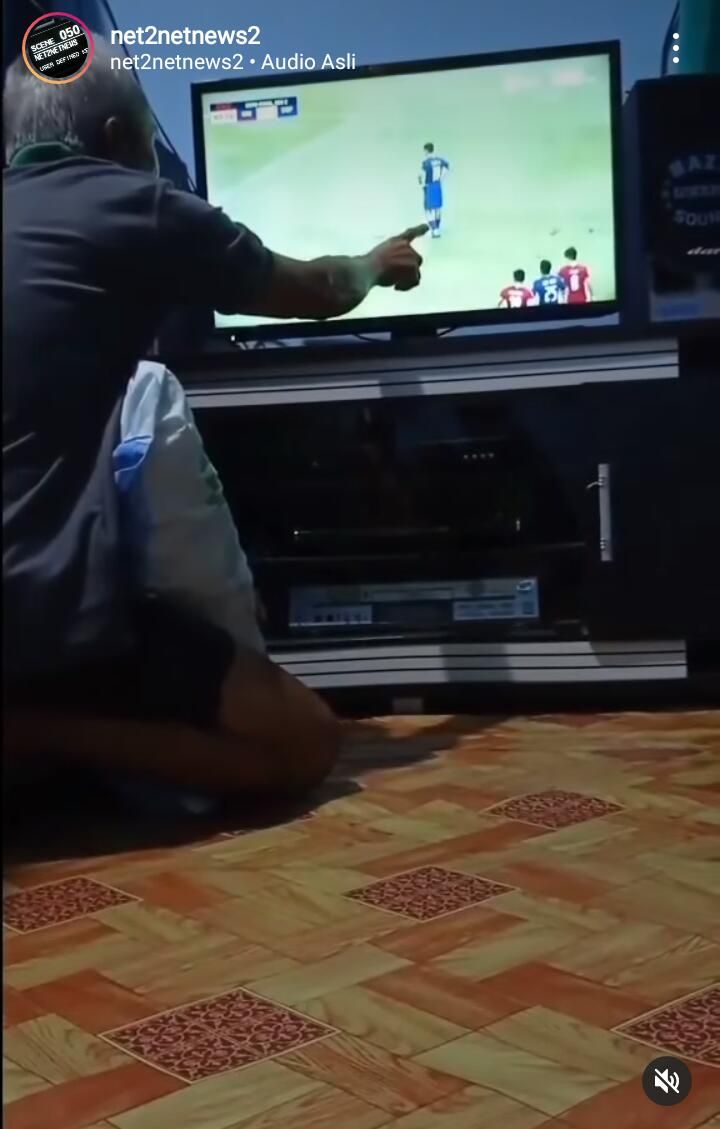 Momen seorang kakek mendoakan penalti pemain Singapura gagal.