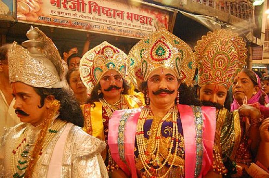Festival Dhinga Gavar, Rajasthan India dimana para wanita berdandan layaknya pria