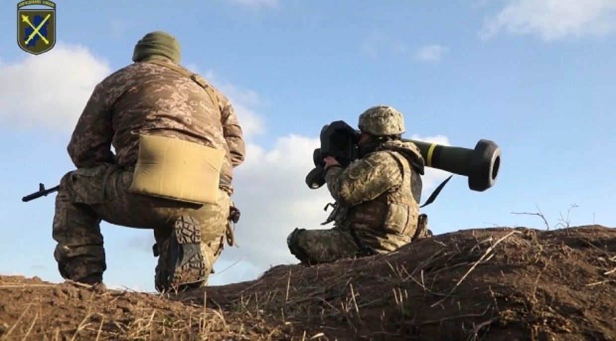 Pasukan Ukraina menguji rudal Javelin melawan tank armor cage-style Rusia.