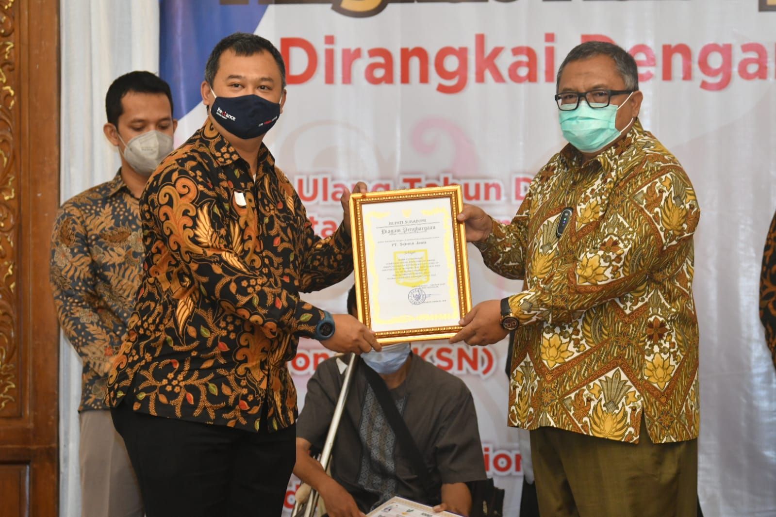 Penghargaan diberikan oleh H. Marwan Hamami, MM selaku Bupati Sukabumi pada peringatan Hari Ibu, Rabu (22/12), di Hotel Pangrango Kabupaten Sukabumi.