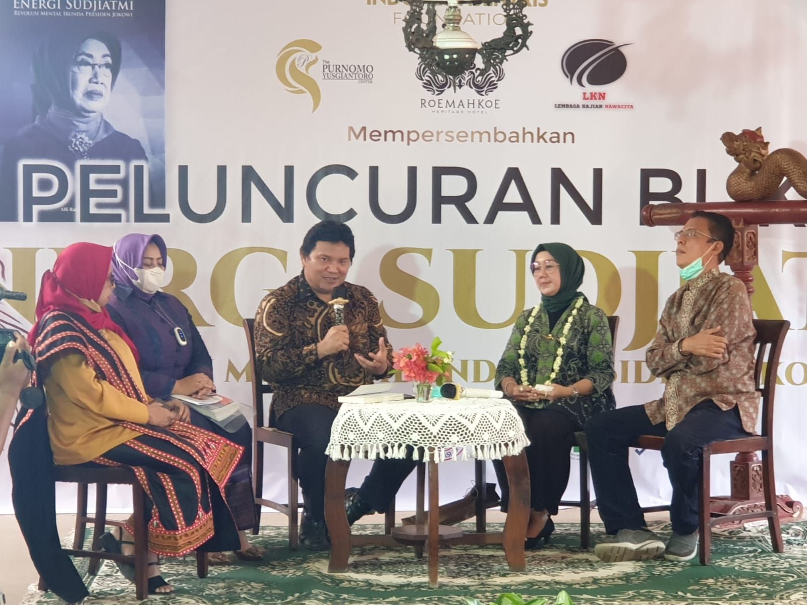 Tepat di Hari Ibu Yayasan Indonesia Sentris Fondation melakukan Peluncuran Buku Energi Sudjiatmi  bersama ke tida Putri Ibu Sudjiatmi di Solo, Rabu, 22 Desember 2021