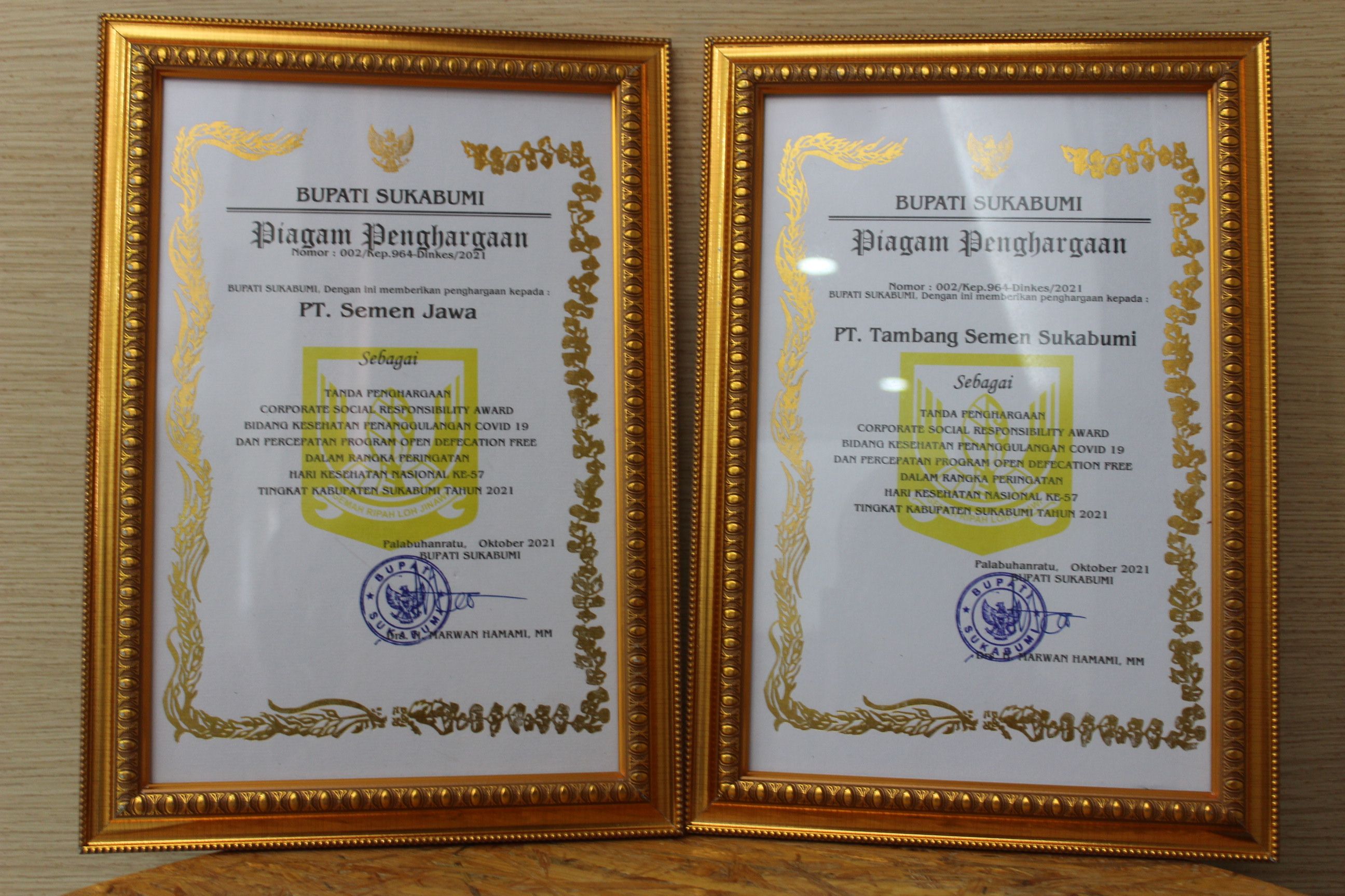 Penghargaan yang diberikan Pemkab Sukabumi kepada  PT Semen Jawa dan PT Tambang Semen Sukabumi