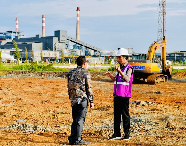 Presiden Jokowi saat meninjau pengolahan bijih nikel (nickel ore) di Pabrik Smelter, Kabupaten Konawe, Sulawesi Tenggara, Senin 27 Desember 2021.