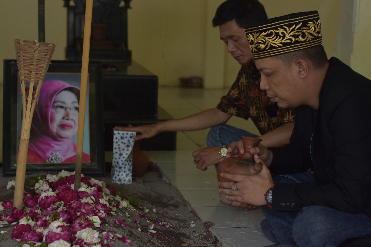 Raja ke-15 Kesultanan Pakunegara Sanggau-Kalimantan bersama editor buku Energi Sudjiatmi  Alfi Rahmadi saat berziarah di Makam Ibu Preside Jokowi Ibu Sudjiatmi 23 Desember 2021