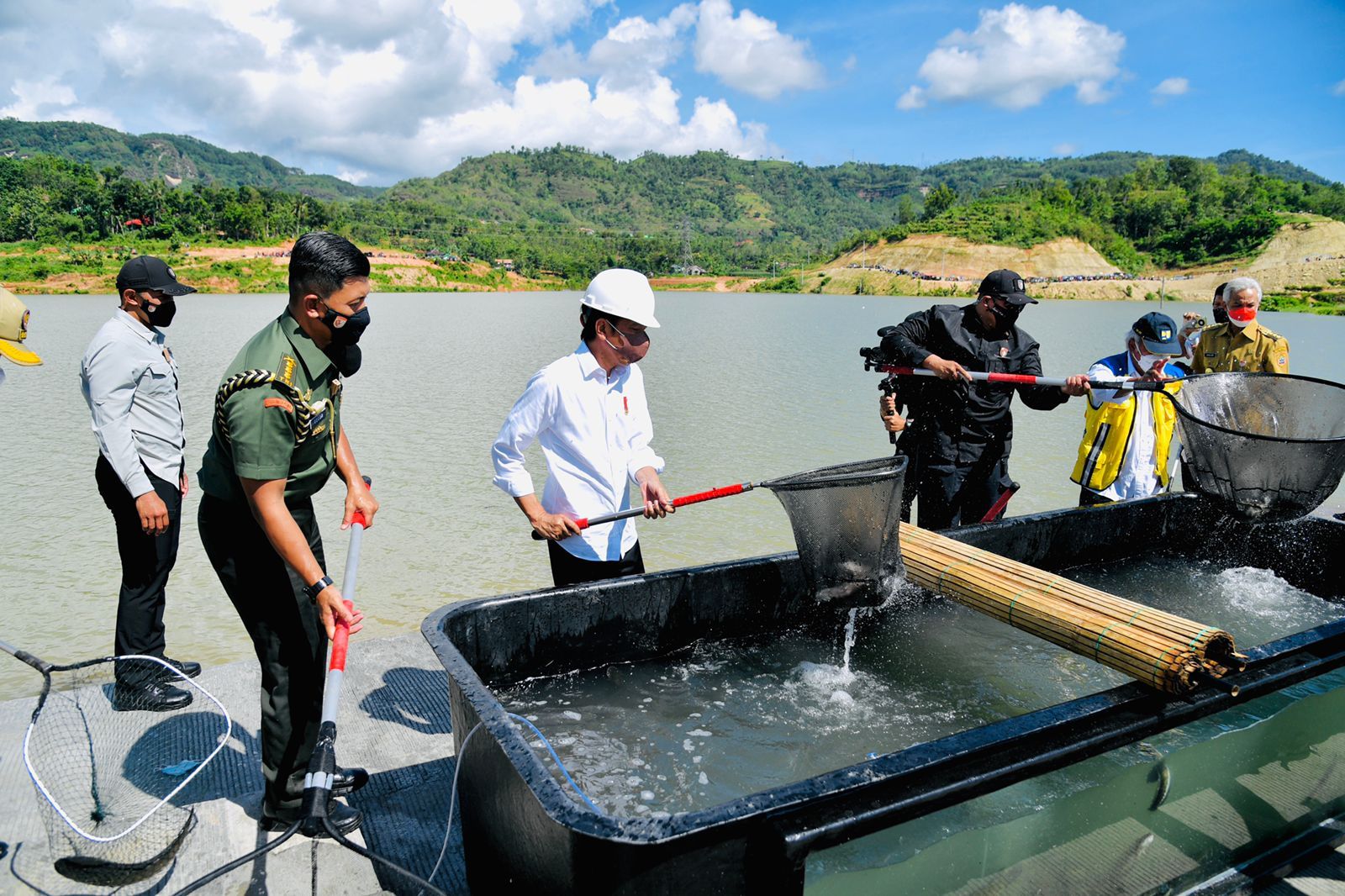 Presiden Jokowi panen ikan disela meresmikan bendungan Pidekso di Wonogiri