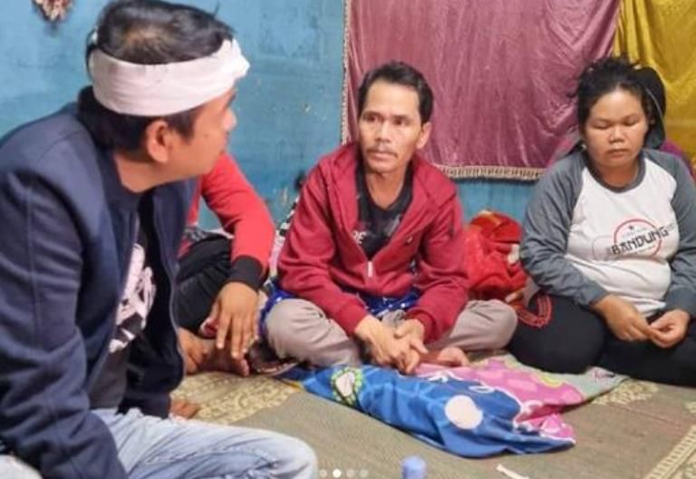 Mantan Bupati Purwakarta Dedi Mulyadi kunjungi rumah korban sejoli tabrak lari di Nagreg baik di Garut maupun di Bandung. / @dedimulyadi71
