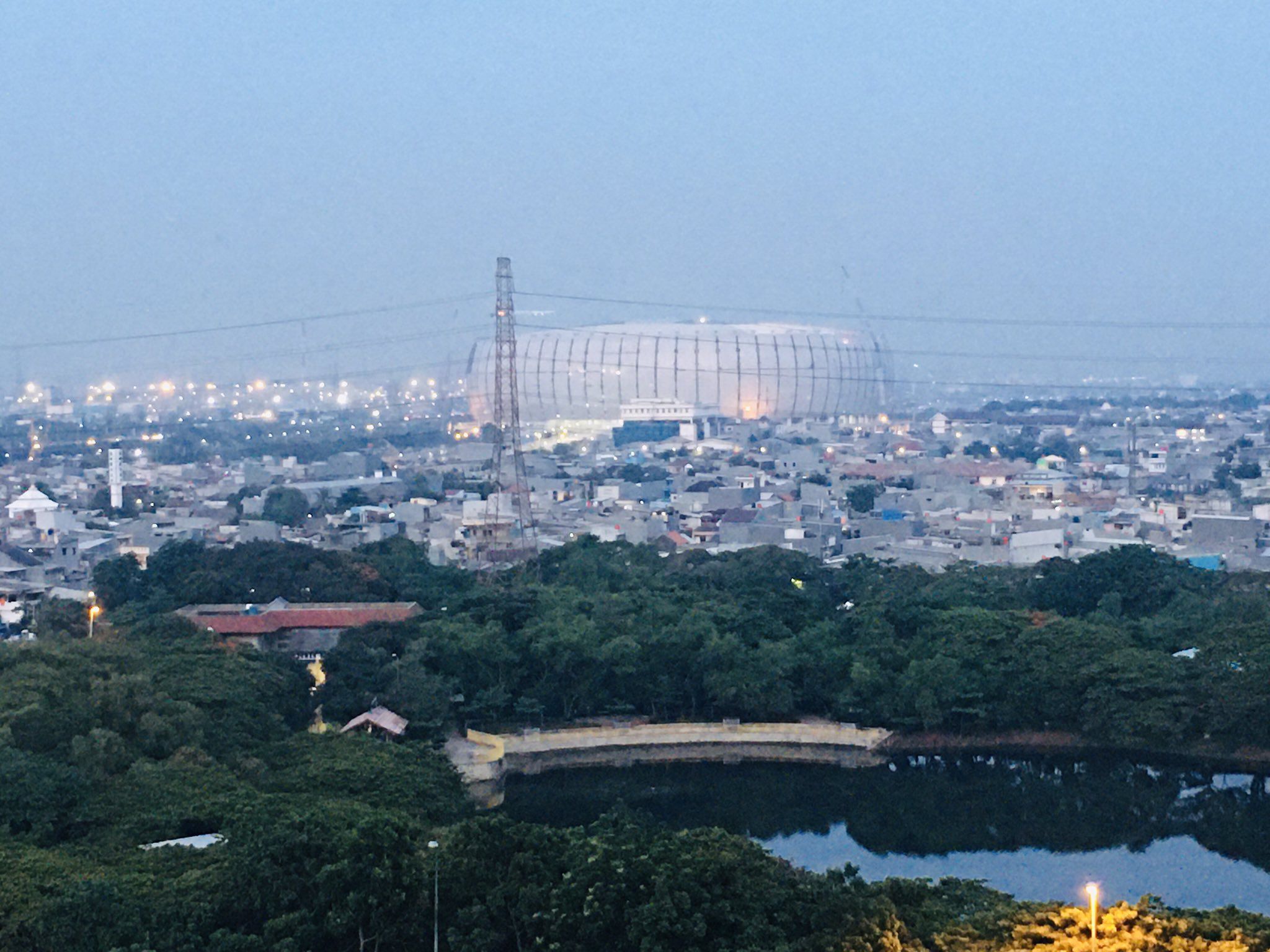 Kemegahan Stadion JIS dari Kejauhan. Salah satu warisan Anies Baswedan untuk Jakarta