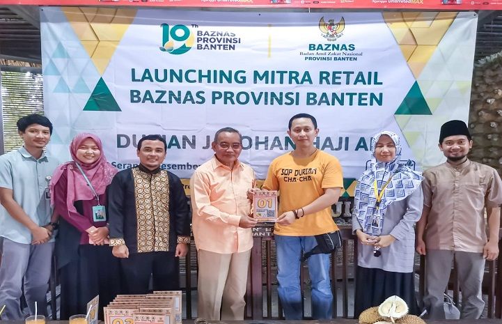Wakil Ketua I Baznas Banten KH Zaenal Abidin Syujai saat menyerahkan papan menu di Durian Jatohan Haji Arief
