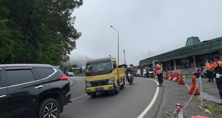 Pantauan lalu lintas di Kawasan Wisata Puncak Bogor, Rabu 29 Desember 2021