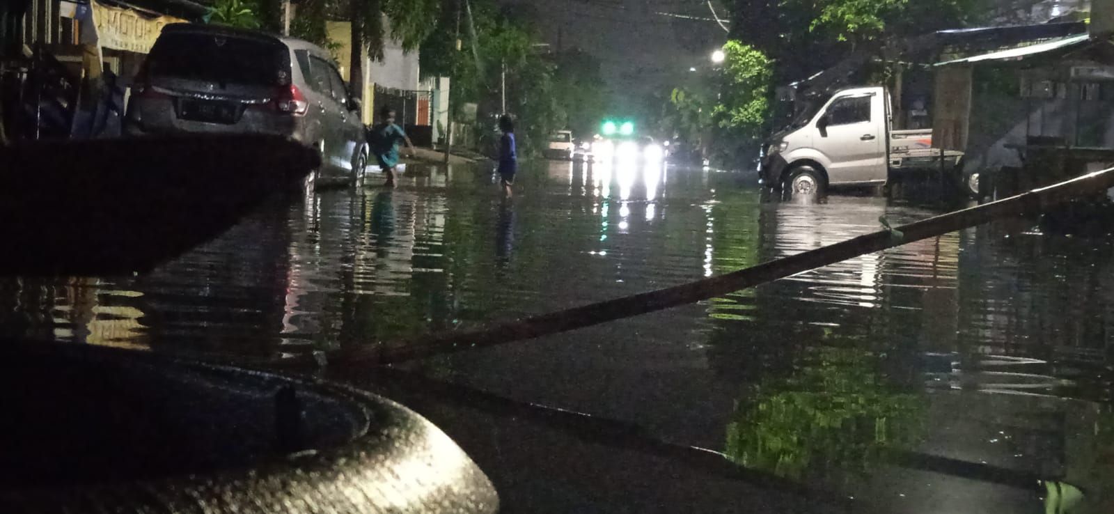 Jalan Ikan Dorang, Perak Barat, Surabaya diportal akibat Banjir, diketahui genangan air mulai masuk ke rumah warga