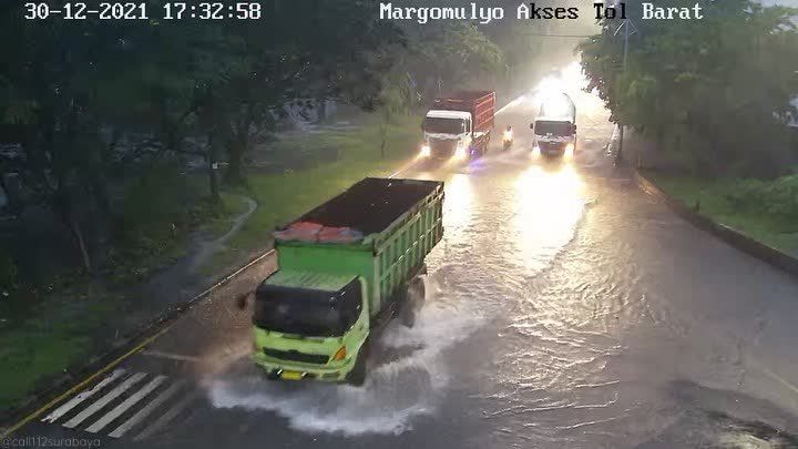 Ruas Jalan Margomulyo Surabaya terendam air akibat hujan lebat disertai angin