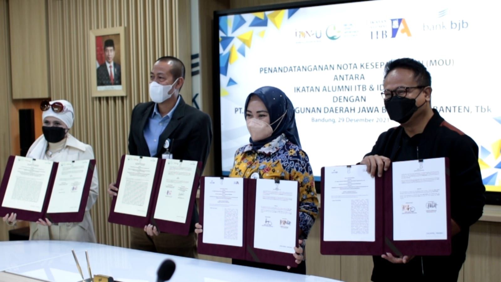 Bank bjb melakukan penandatanganan dua nota kesepahaman kerja sama di bidang pelayanan jasa perbankan pada hari Rabu, 29 Desember 2021 di Menara bank bjb, Bandung.