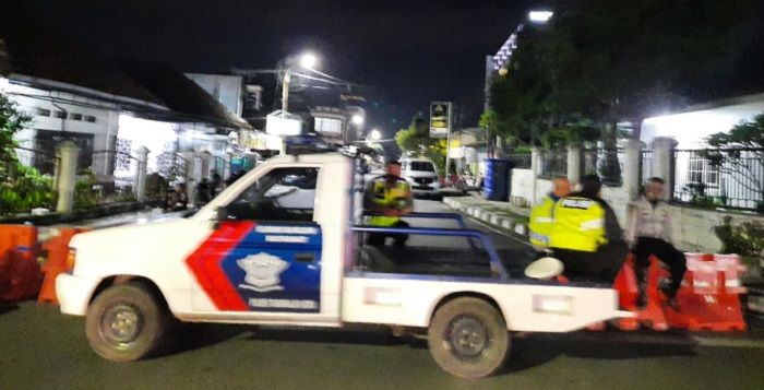 Petugas melakukan pengaturan dan pengalihan arus lalu lintas di Kota Tasikmalaya, Jumat 31 Desember 2021 malam.*