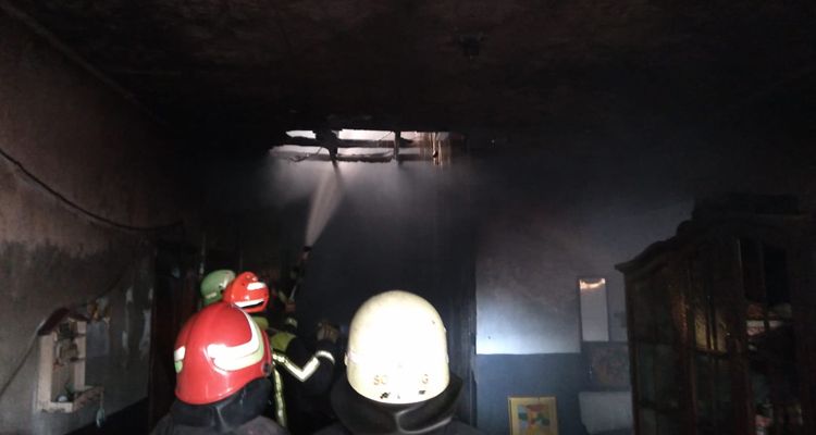 Petugas mencari titik api pada sebuah rumah yang dilanda kebakaran di Margahayu Tengah, Kabupaten Bandung, Jumat 31 Desember 2021