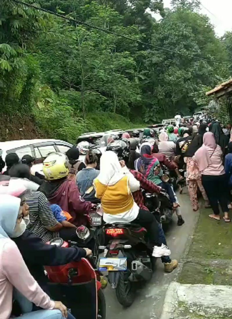 Kemacetan menuju objek wisata di Karawang.