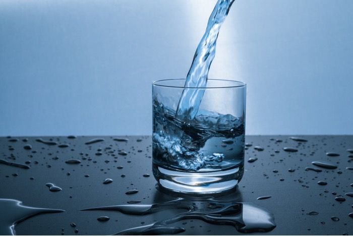 5 Tanda Ini Tunjukkan Seseorang Kelebihan Konsumsi Air Putih