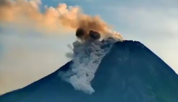 Kian mengkawatirkan, ancaman bencana Gunung Merapi kian tinggi. BPPTKG mencatat, sehari pernah terjadi 500 kali guguran lava dan selama tahun 2021 terjadi 424 kali semburan awan panas