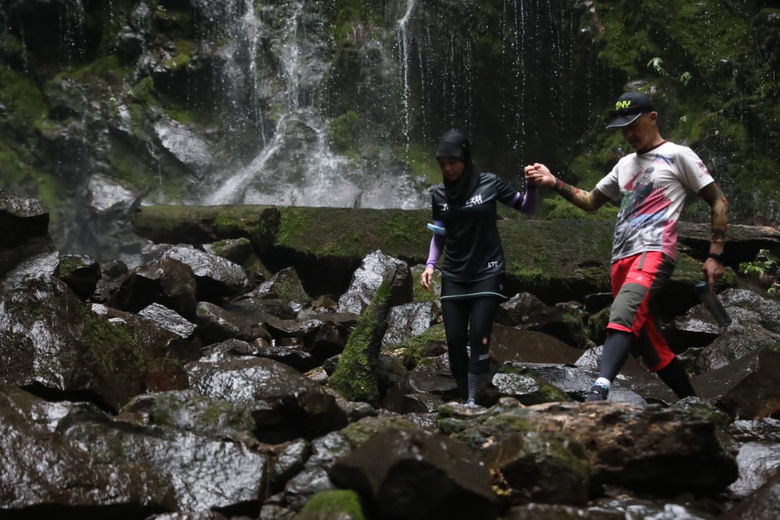 Romantis! Ganjar Pranowo Bersama Istrinya Atikoh Trail Running Terjang Trek CLBK Dengan Mulus