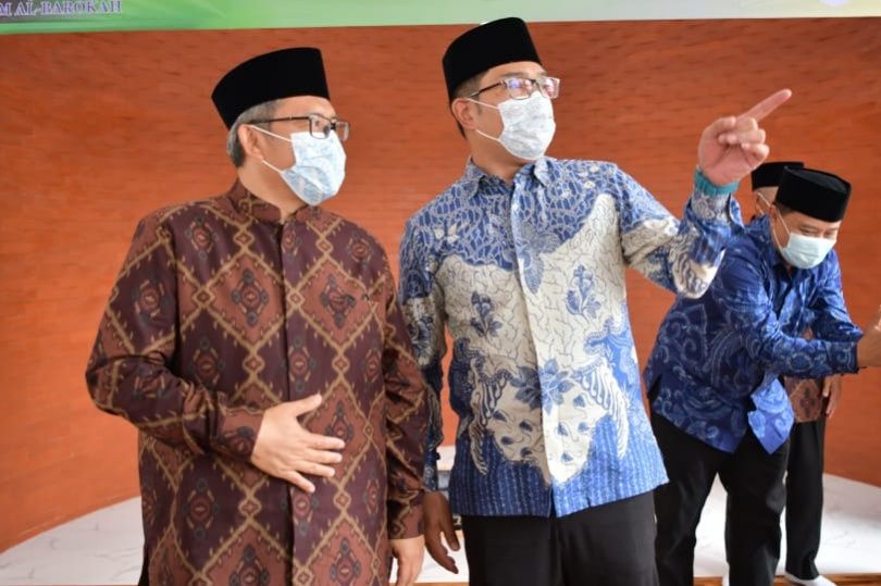 Gubernur Jawa Barat Ridwan Kamil berbincang dengan Ketua Dewan Pembina Masjid Ahmad Heryawan saat meresmikan Masjid Al-Barokah Islamic Center Cikadut di Pasir Impun Atas, Kabupaten Bandung, Jumat, 31 Desember 2021.