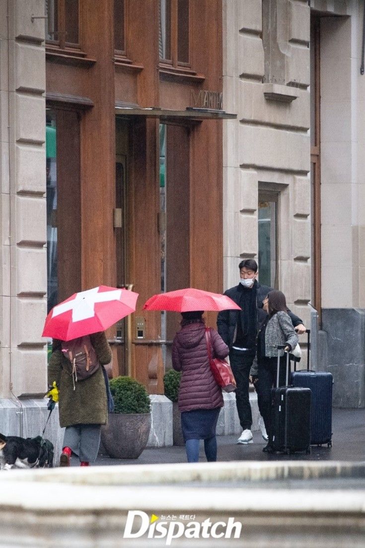 (Hyomin dan Hwang Ui Jo berjalan di depan hotel Kota Basel, Swiss/koreadispatch.com)