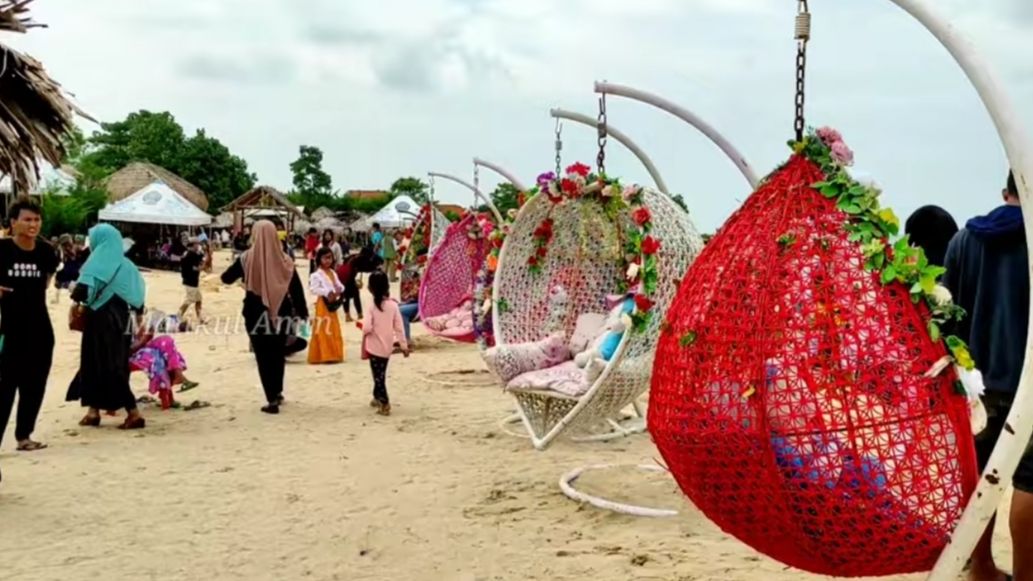 Suasana di pantai Tlangoh, Tanjung Bumi, Bangkalan, Madura