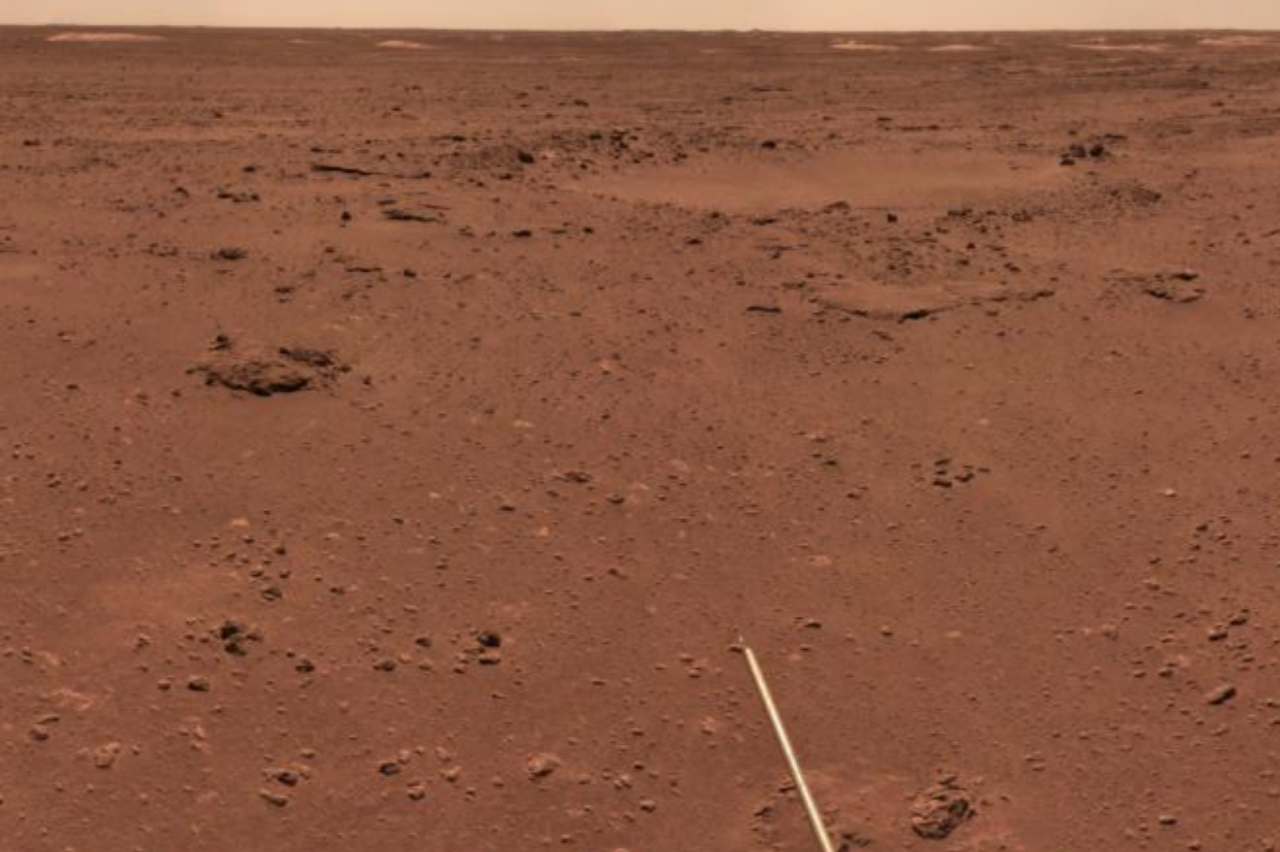 Misi Mars Cina mengirimkan foto-foto Planet Mars. 