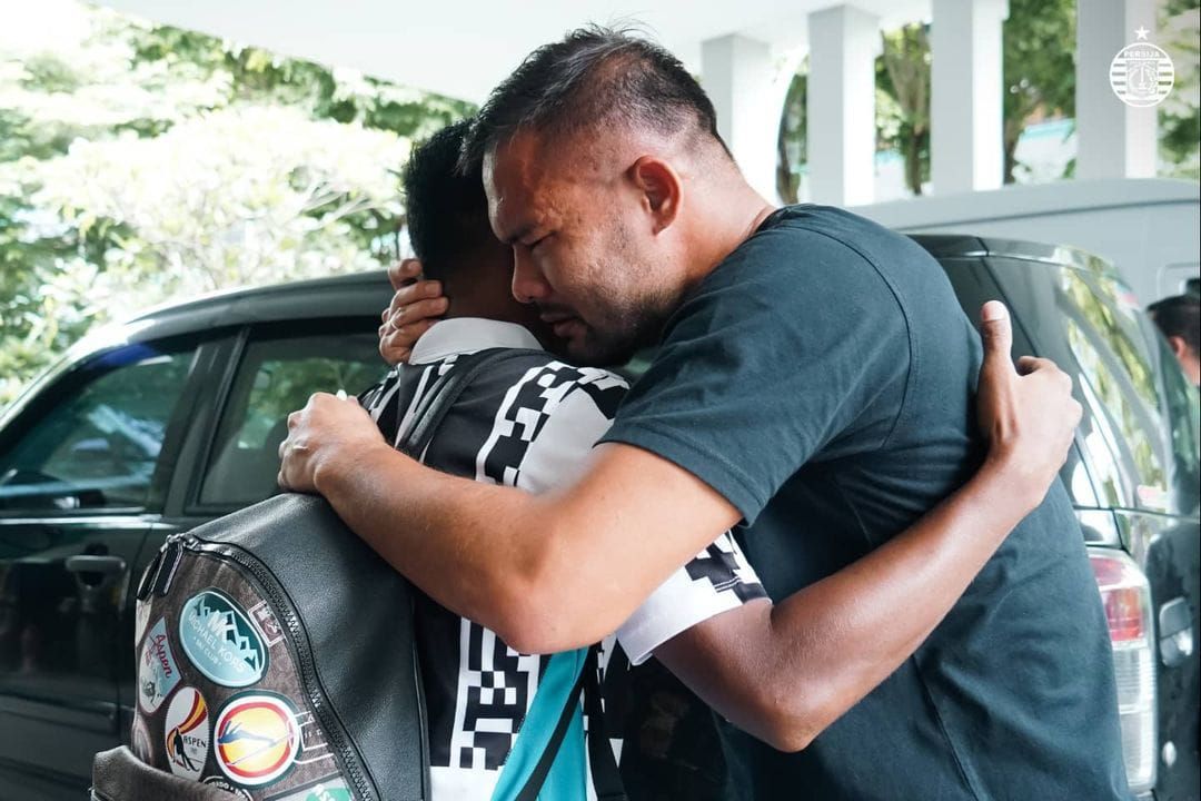 Kiper Persija Jakarta Andritany Ardhiyasa langsung menagis saat memeluk Ramdani Lestaluhu.