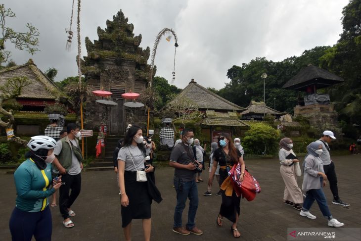  Wisatawan mengunjungi Desa Wisata Penglipuran di Bangli, Bali