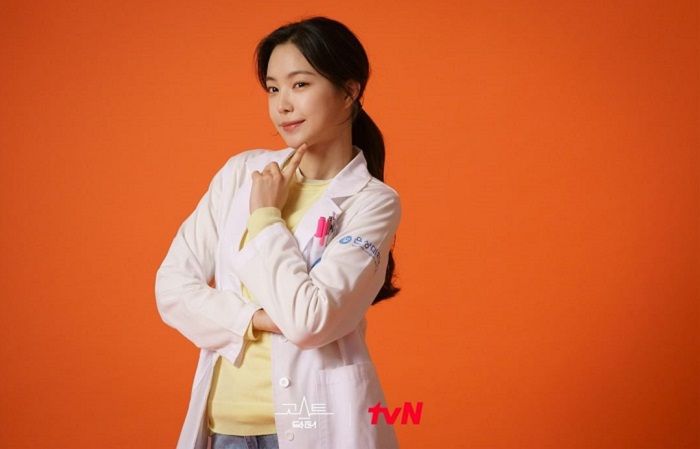 Son Naeun sebagai Oh Soo Jung di Ghost Doctor