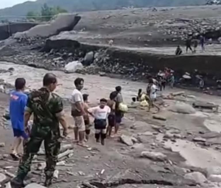 125 KK di Dusun Sumberlangsep terisolir akibat jembatan limpas sumberkajar diterjang banjir lahar, bantuan pangan dan sembako dikirim melalui kerja estafet warga. / @bpbd_jatim