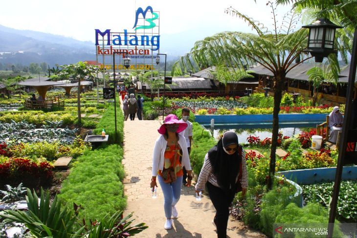 Wisatawan berekreasi di Desa Wisata Pujon Kidul, Malang, Jawa Timur