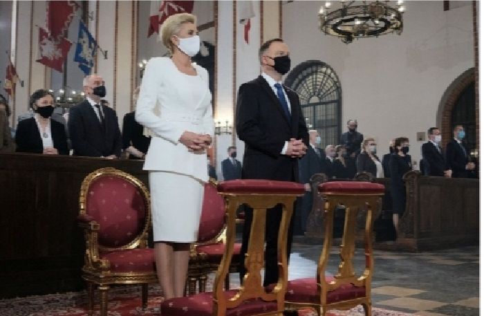 Presiden Polandia yang baru diambil sumpahnya Andrzej Duda dan istrinya Agata Kornhauser-Duda memakai masker saat menghadiri acara di katedral di Warsawa, Polandia, Kamis (6/8/2020). ANTARA 