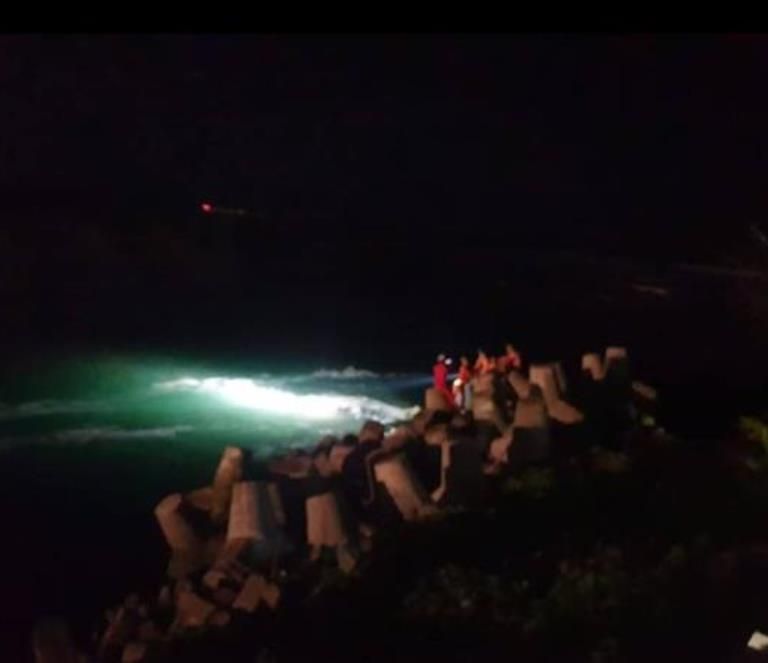 Operasi SAR pencarian satu orang wisatawan yang terseret arus di muara Sungai Serang Pantai Glagah, Kabupaten Kulon Progo, hari Rabu 5 Januari 2022. / @basarnas_yogyakarta