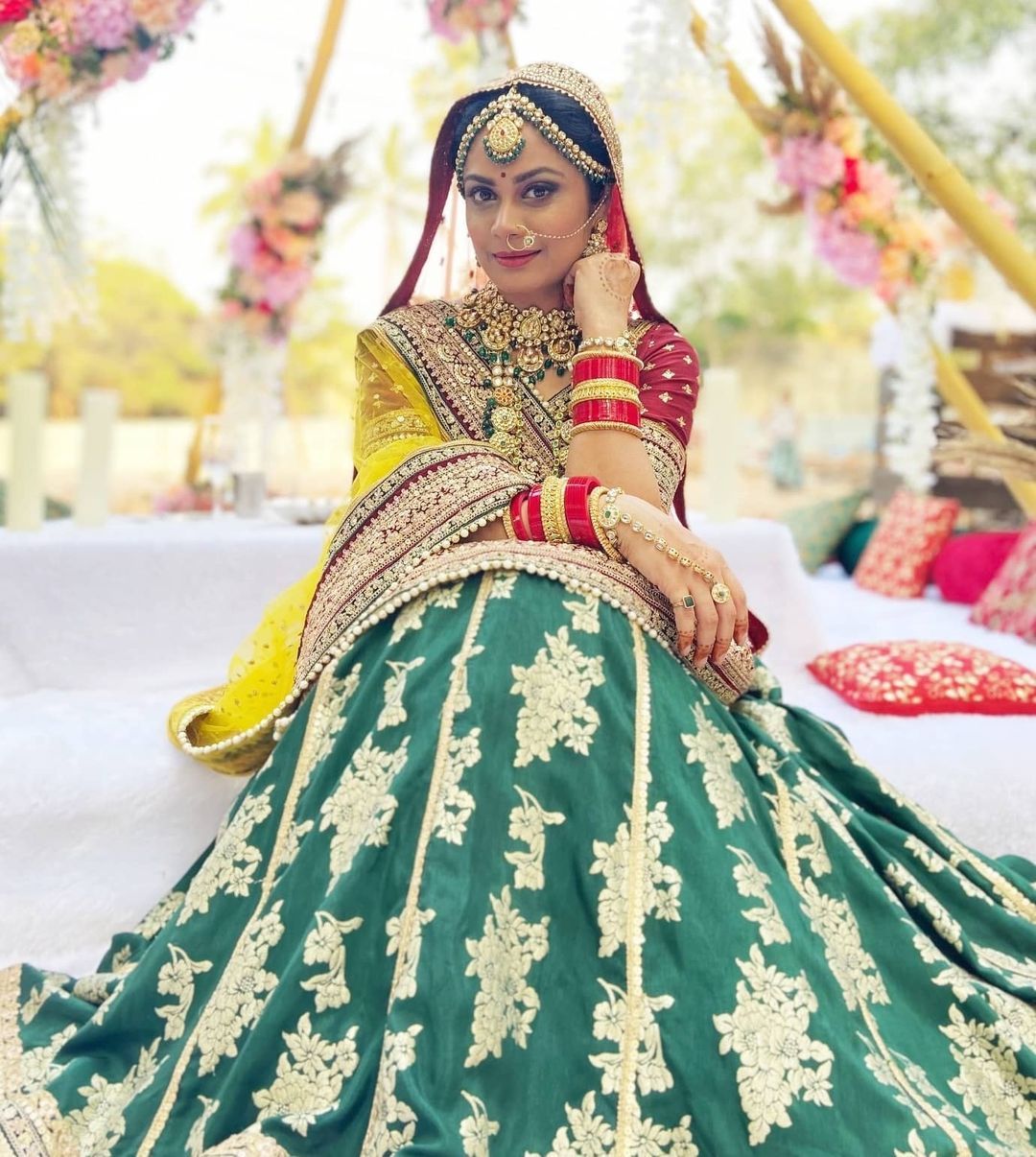 Toral Rasputra tampil cantik dengan balutan gaun khas India beserta pelengkapnya.