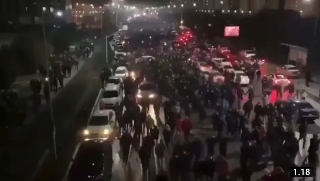 Kerusuhan Kazakhstan masa dalam aksi protes nemadati jalan hingga malam hari