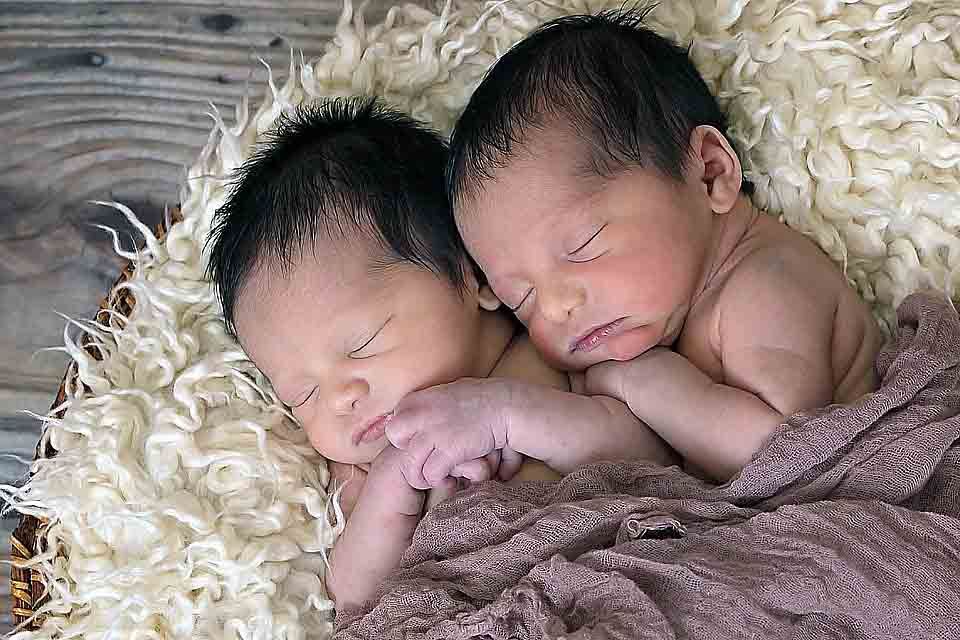 Foto ilustrasi bayi kembar. Inilah arti mimpi melihat bayi kembar menurut primbon Jawa