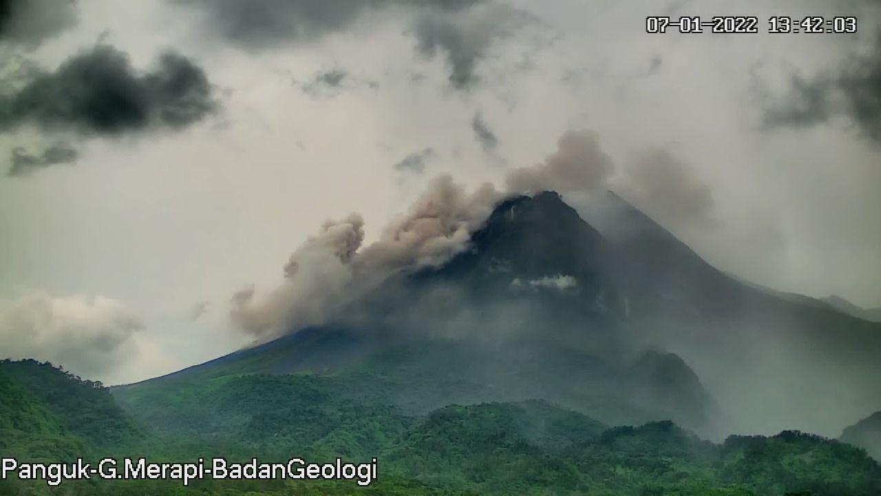 tangkap layar Gunung Merapi keluarkan guguran lava pijar, status siaga.