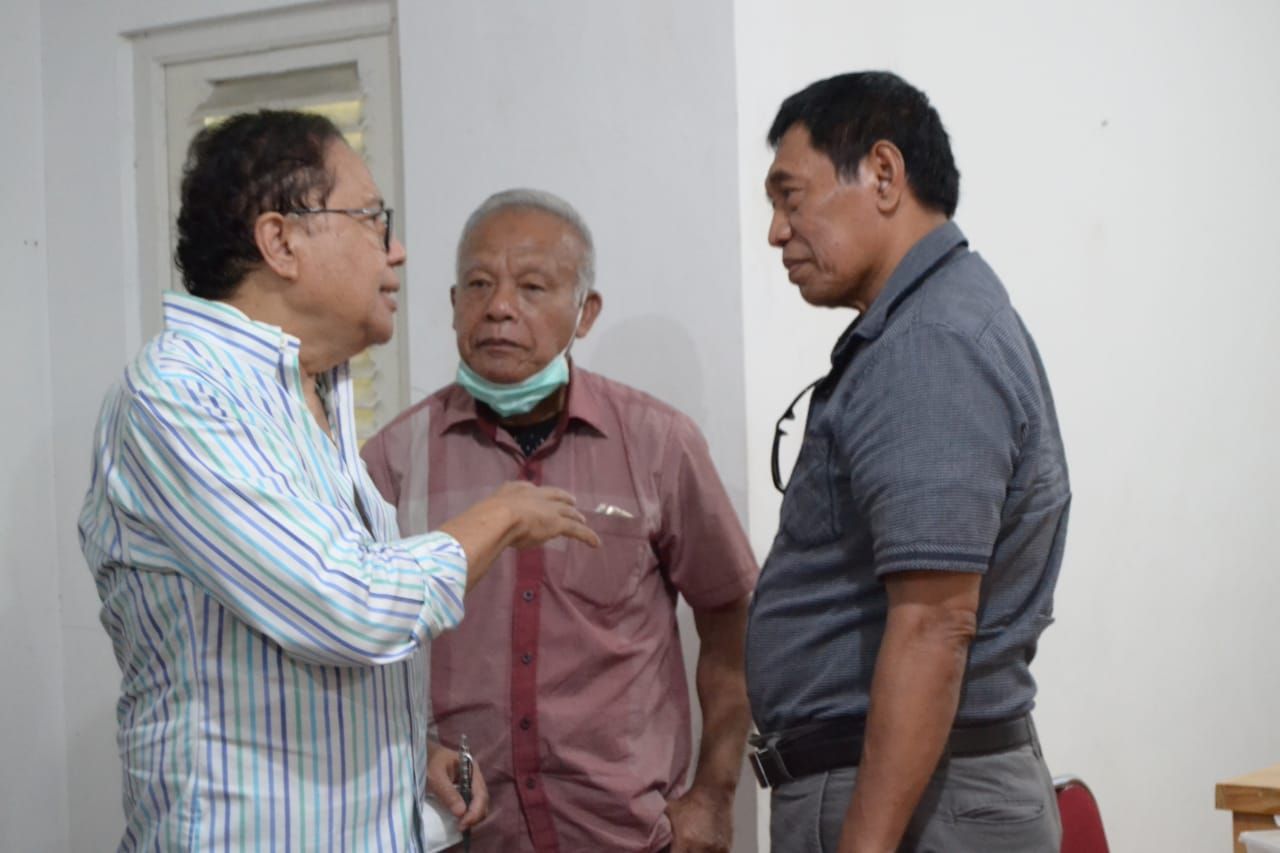 Tokoh nasional Rizal Ramli (kiri) saat berdiskusi dengan sejumlah purnawirawan tinggi TNI, di Kota Bandung, Rabu, 5 Januari 2022./dok.IST