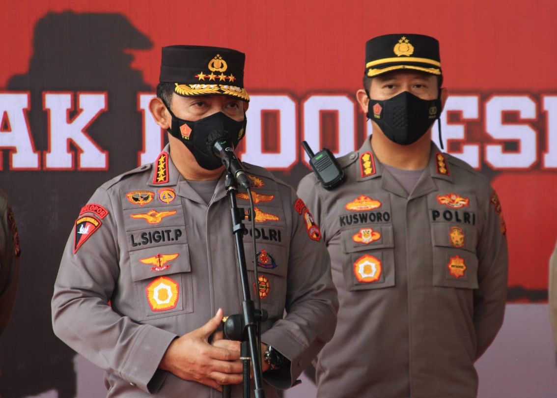 Kapolri, Jenderal Listyo Sigit Prabowo (kiri) didampingi Kapolresta Bandung, Kombes Pol Kusworo Wibowo. 