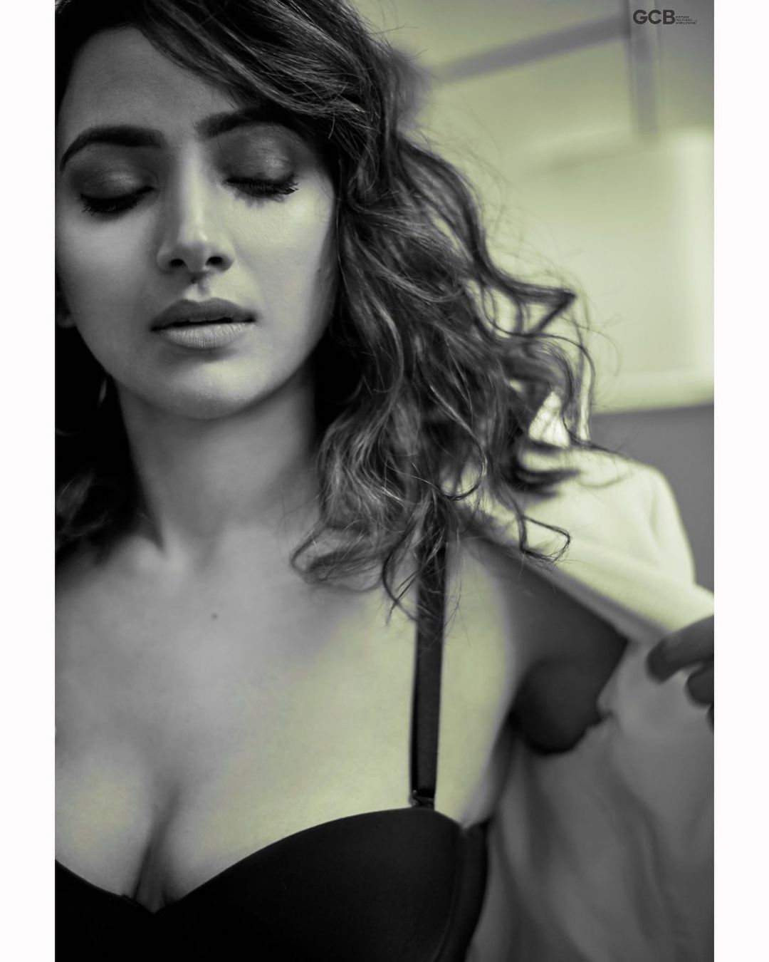Shweta Basu prasad janda seksi pemeran Nandini 