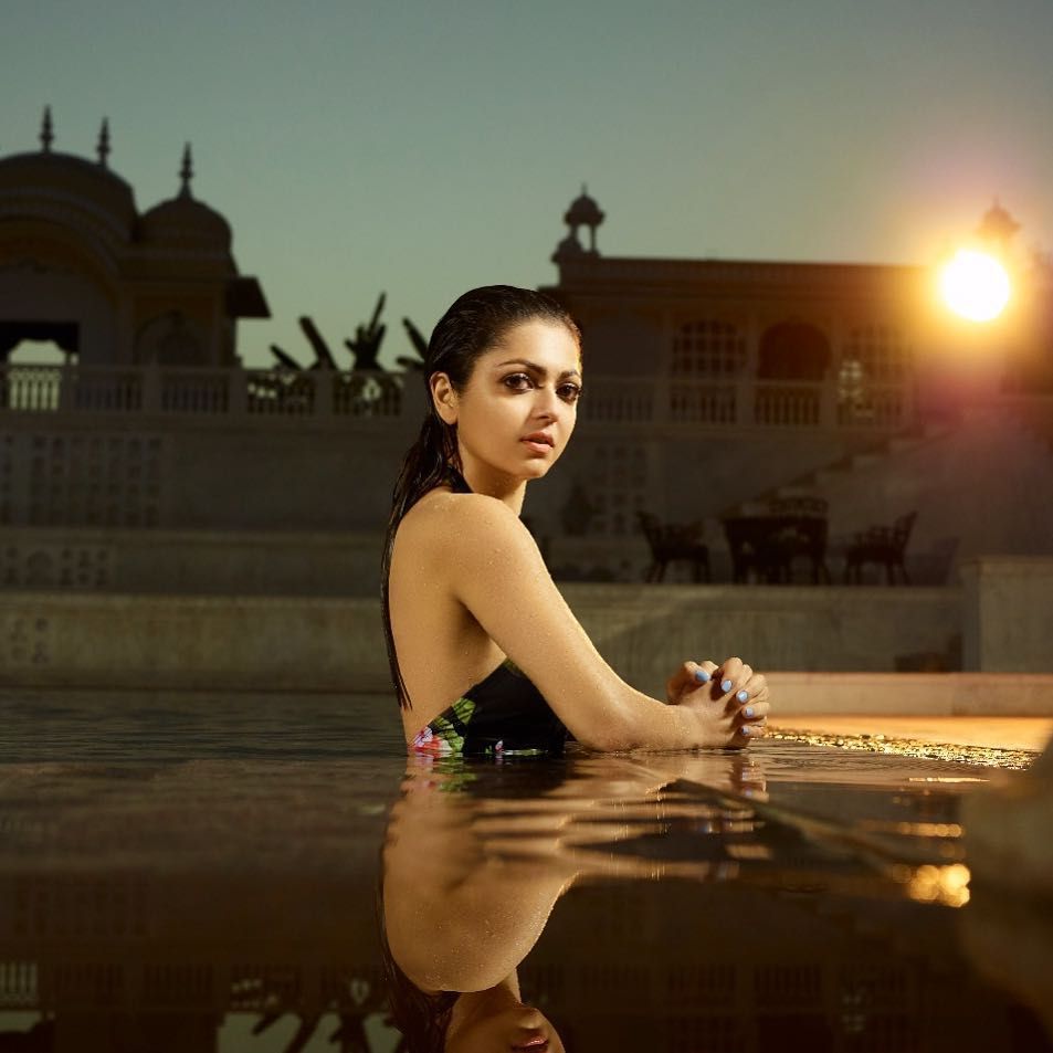 Drashti Dhami tampil seksi saat menikmati sunset di sebuah kolam renang.