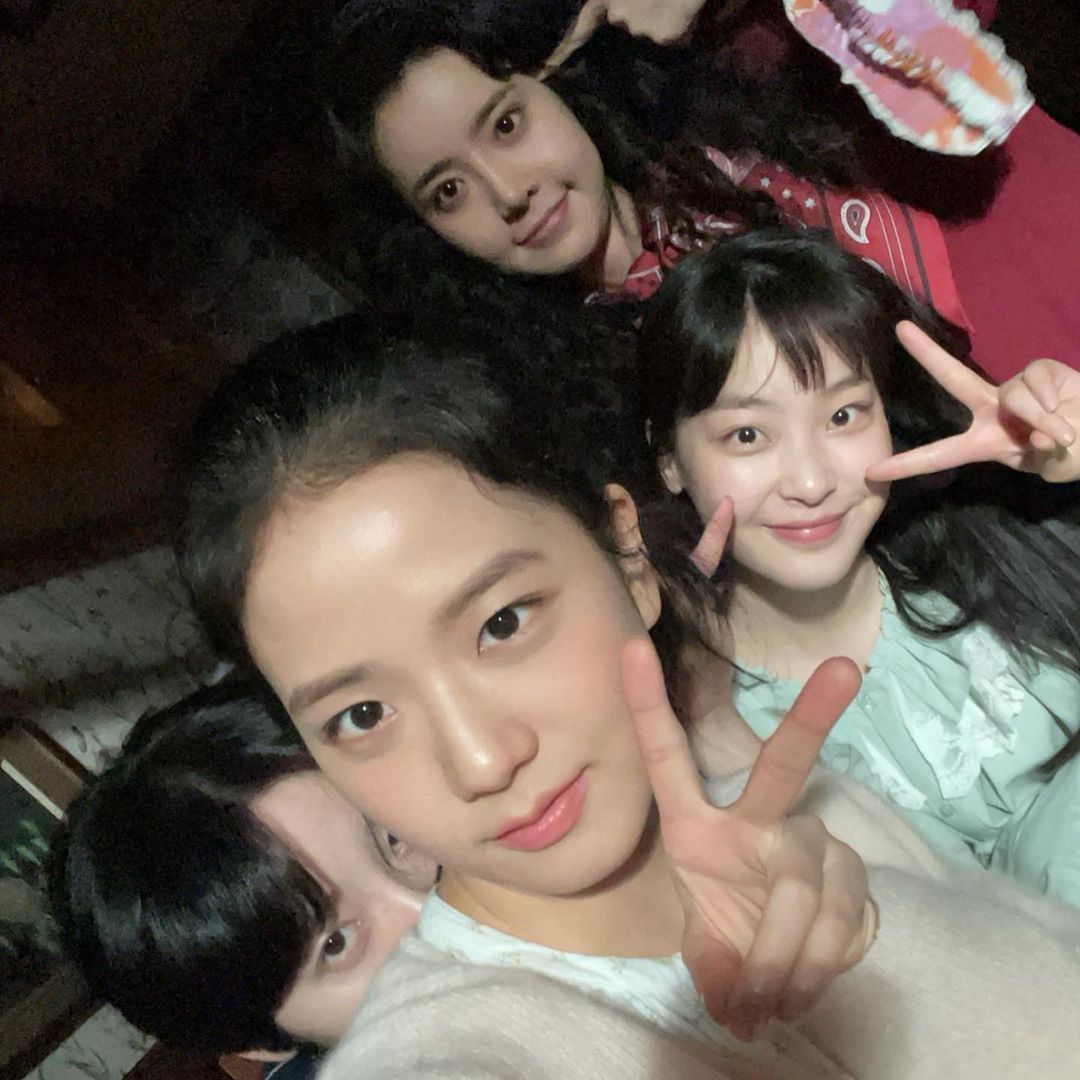 Jisoo selfie bersama teman di kamar 207