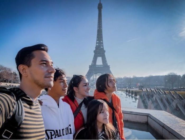 Foto dengan latar belakang Menara Eiffel