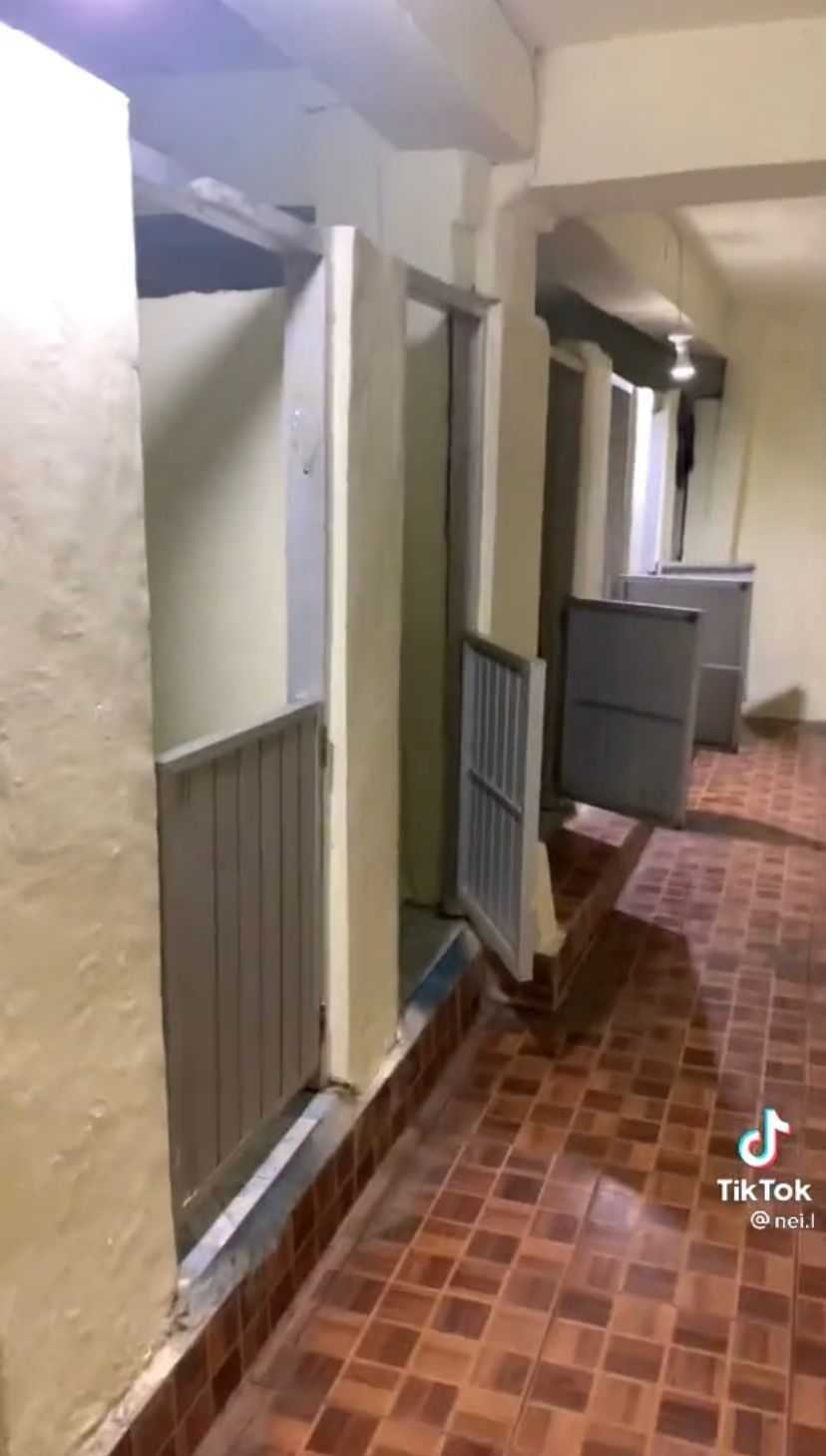 Tangkapan layar dalam video viral desan pintu toilet.